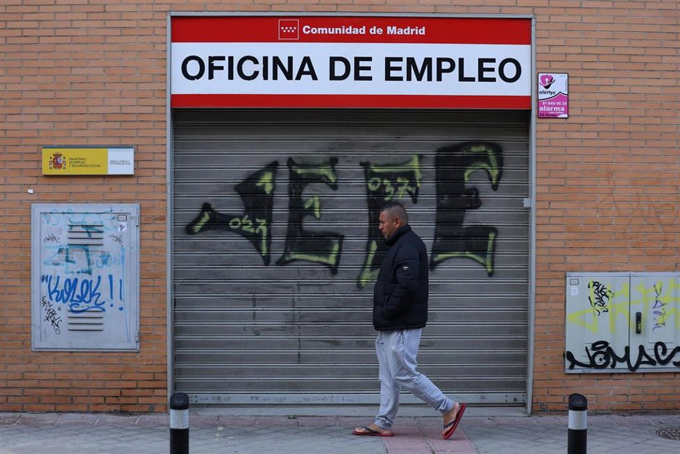 Archivo - Una persona pasa frente a la fachada de una Oficina del SEPE