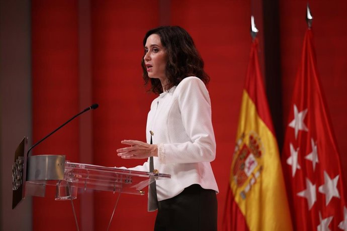 La presidenta de la Comunidad de Madrid, Isabel Díaz Ayuso, durante una rueda de prensa tras la reunión del Consejo de Gobierno, en la Real Casa de Correos, a 17 de diciembre de 2025, en Madrid (España). 