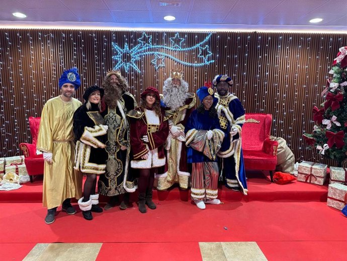 Más de 200 niños conocen a los Reyes Magos en el Hospital de Salamanca.