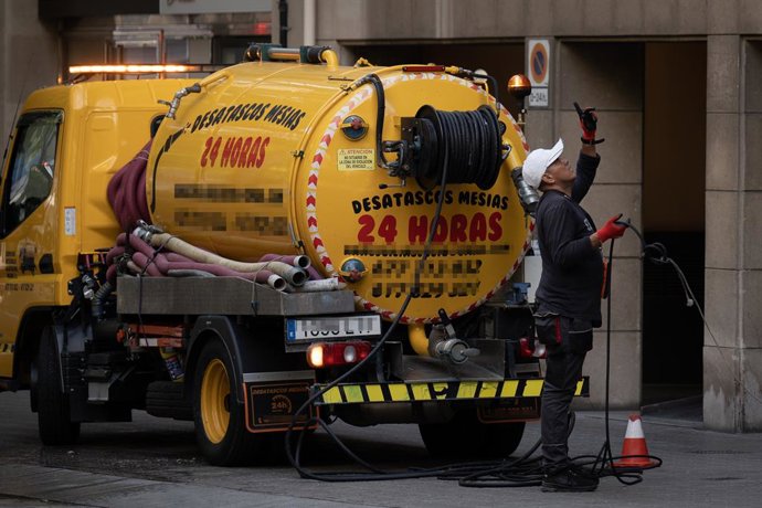 Archivo - Un operari treballant amb el seu camió