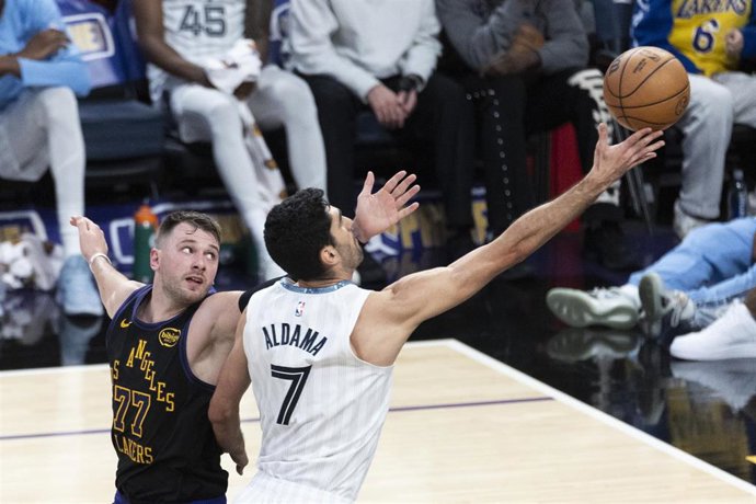 Santi Aldama intenta una canasta ante Luka Doncic en un partido entre los Lakers y los Grizzlies