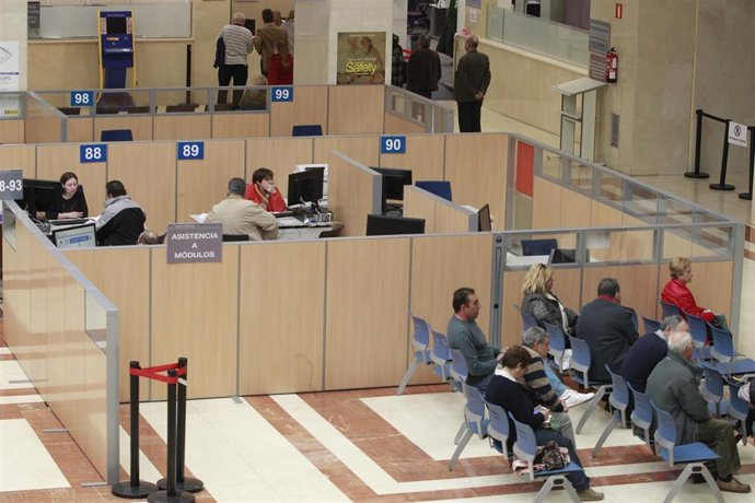 Archivo - Delegación de Hacienda durante la Campaña de la Renta