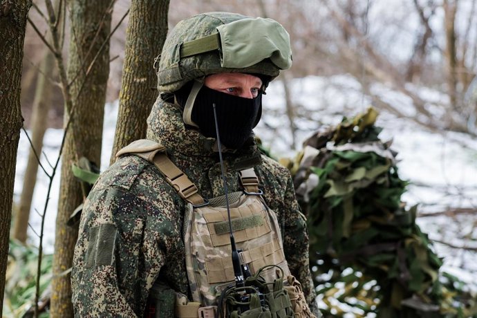Soldado do exército russo em uma área ocupada na província ucraniana de Kherson, como parte da invasão em fevereiro de 2022 (arquivo)