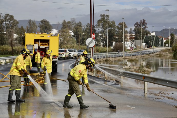 Miembros del Infoca limpian los daños ocasionados por las lluvias de la borrasca 'Francis' en la carretera de acceso a la estación de Cártama. A 05 de enero de 2026, en Cártama, Málaga (Andalucía, España).