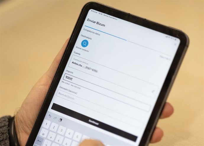 Archivo - Una persona manda un bizum en imagen de archivo.