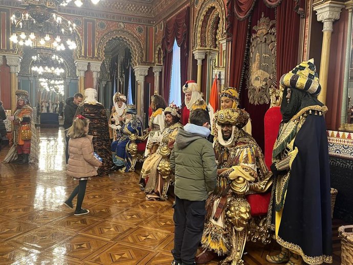 Recibimiento de los Reyes Magos a niños y niñas en el Ayuntamiento de Bilbao