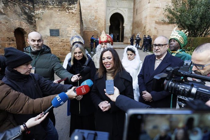 La consejera de Fomento, Articulación del Territorio y Vivienda, Rocío Díaz, atiende a los medios tras recibir a los  Reyes Magos en la Alhambra, en Granada.
