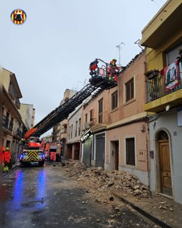 Un despreniment d'elements de façana a Burjassot impacta sobre tres vehicles