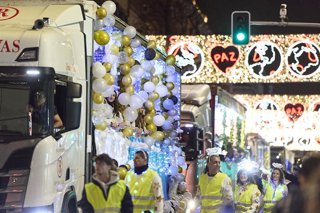 Varias personas durante la Cabalgata de Reyes en el distrito de Carabanchel, a 4 de enero de 2026, en Madrid (España). 