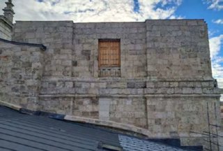Paramento norte de la torre de la Catedral de Valladolid con hueco tapiado.