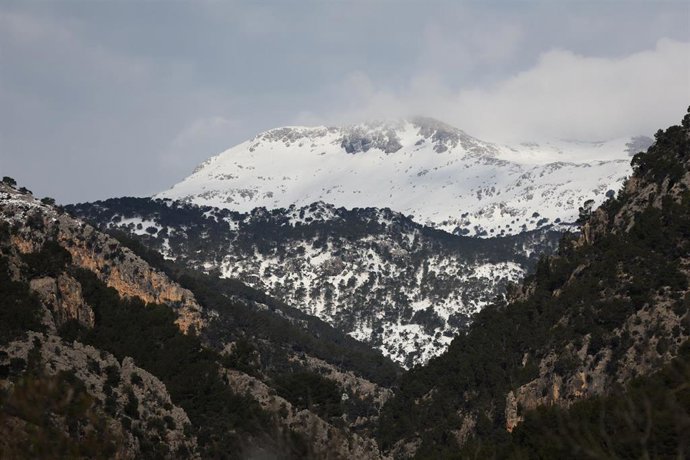 Archivo - Una montaña nevada, en Selva, Mallorca, Baleares (España). Recurso. Archivo.