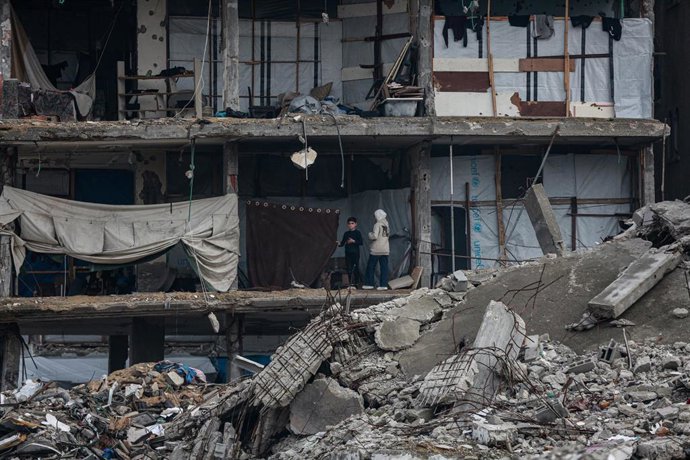 Palestinos en un edificio parcialmente destruido por los ataques del Ejército de Israel contra la ciudad de Gaza en el marco de la ofensiva contra la Franja (archivo)