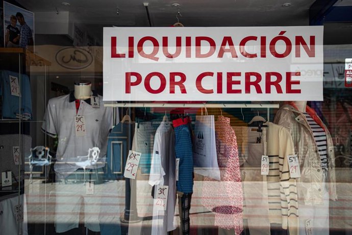 Archivo - El escaparate de un comercio anuncia 'liquidación por cierre' en una calle de Palma de Mallorca,  