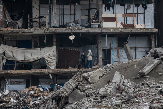 Palestinos em um prédio parcialmente destruído por ataques do exército israelense na Cidade de Gaza como parte da ofensiva contra a Faixa (arquivo).