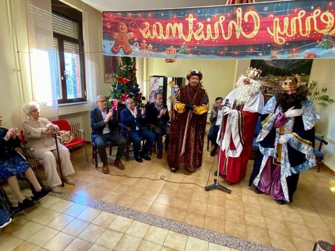 La Diputación de León cierra en Santa Luisa la tradicional ronda de visitas navideñas a los centros asistenciales.