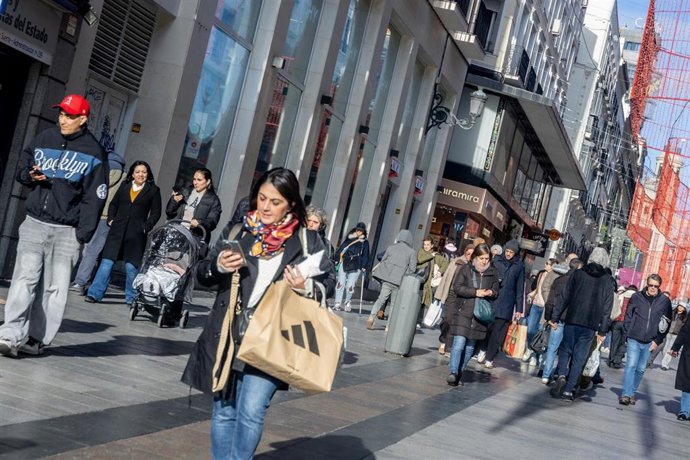 Varias personas realizan sus últimas compras para los regalos de Navidad, a 24 de diciembre de 2025, en Madrid (España). 