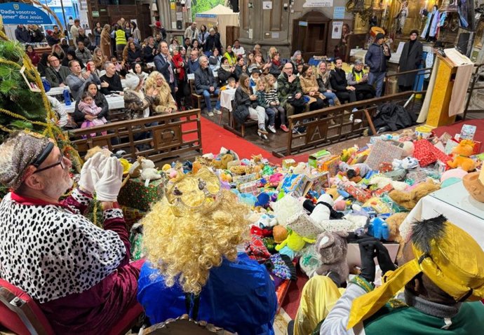 Los Reyes Magos del Museo del Juguete de Medina reparten más de 5.000 presentes en la Iglesia de San Antón .