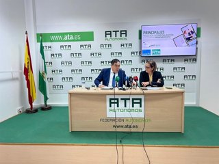 Archivo - El presidente de ATA Andalucía, Rafael Amor, y la presidenta del Instituto Municipal de Desarrollo Económico y Empleo de Córdoba (Imdeec), Blanca Torrent, en imagen de archivo. 