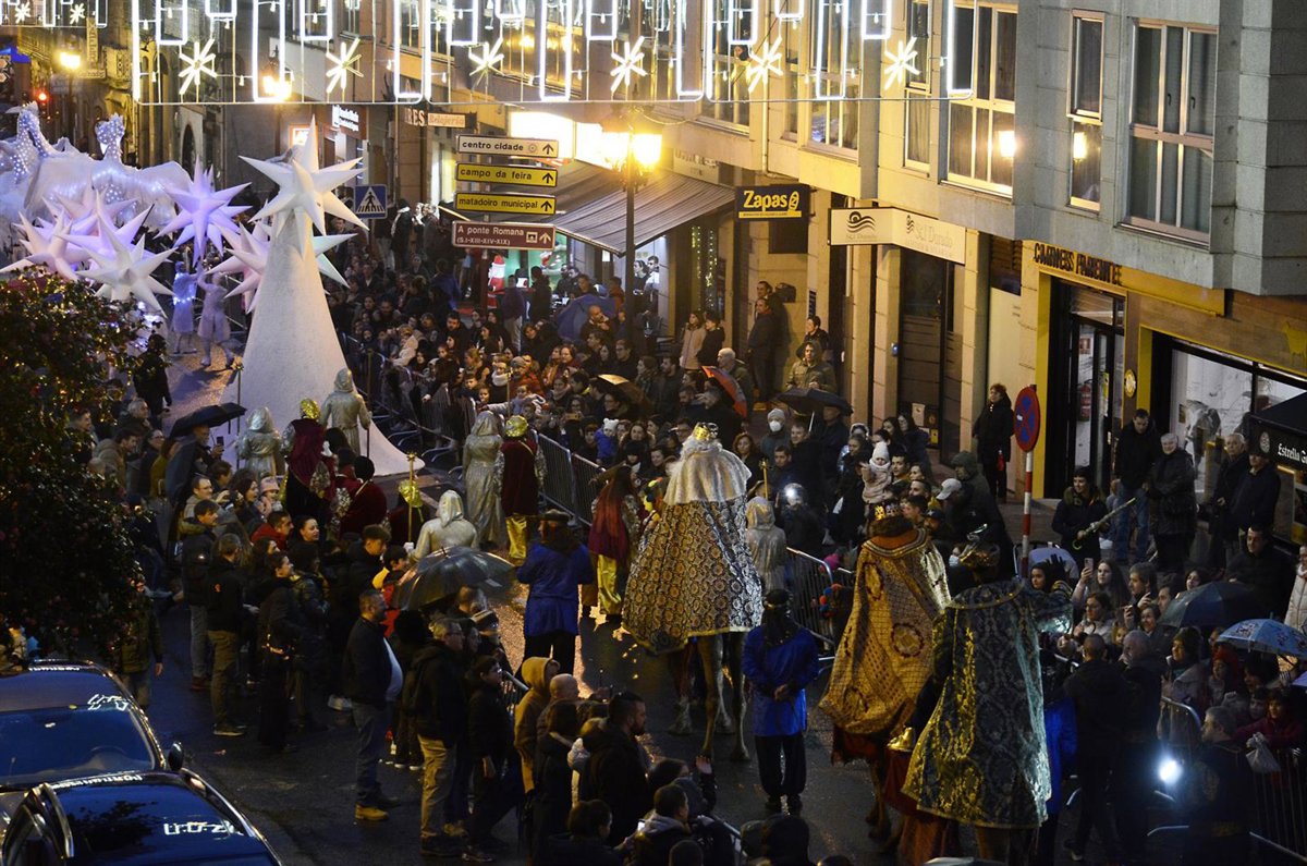 Los Reyes Magos reparten este lunes ilusión por toda España aunque  Francis  modifica el horario de varias cabalgatas