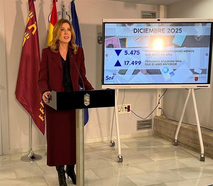 La consejera de Empresa, Empleo y Economía Social, Marisa López Aragón, durante de la rueda de prensa