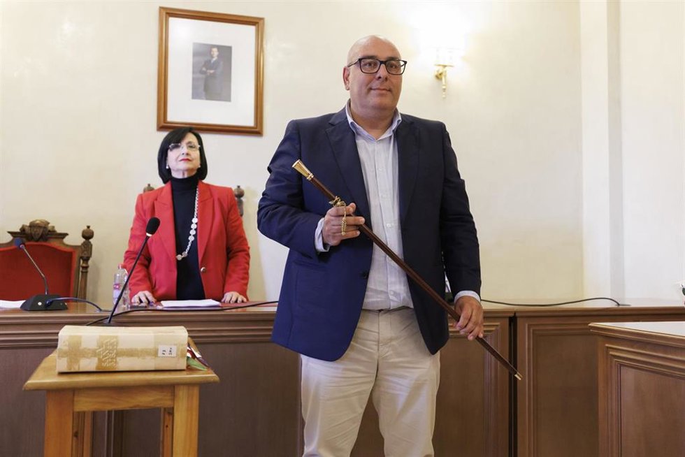 Iván Fernández tomando posesión como alcalde de Pinos Puente (Granada) tras prosperar la moción de censura. Archivo.