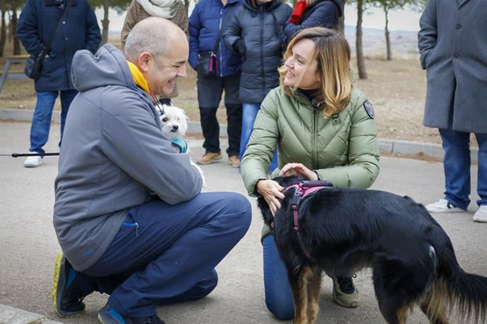 La candidata del PSOE a la Presidencia de Aragón, Pilar Alegría, visita la protectora de animales Sanmañicos, en San Mateo de Gállego (Zaragoza).