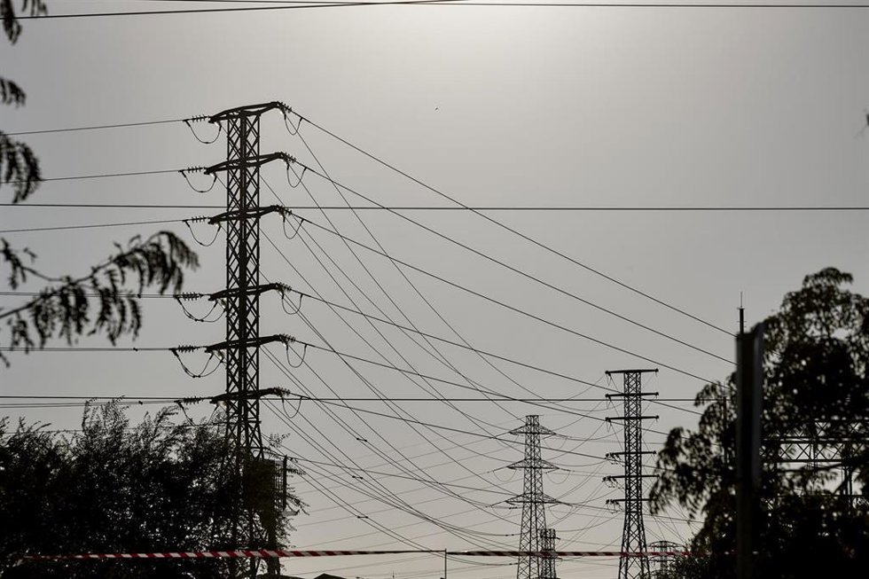 Archivo - Vista de una torre de alta tensión, a 23 de agosto de 2023, en Madrid (España). En esta cuarta ola de calor, la más prolongada en lo que va de verano, el precio de la luz se ha disparado. La cotización de la electricidad en el mercado mayorist