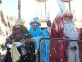 Foto: Los Reyes Magos saludan a los donostiarras, por primera vez, desde el teatro Principal de San Sebastián
