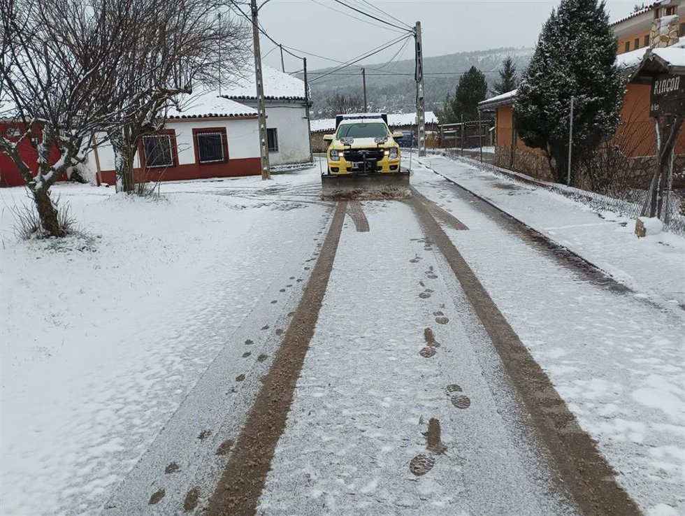 La Diputación de Cuenca tiene movilizados doce vehículos para mantener vigiladas y limpias la Red Provincial de Carreteras.
