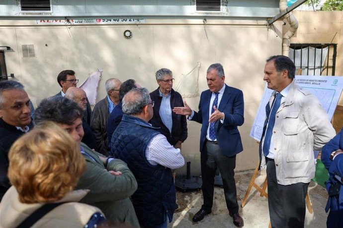 El alcalde de Sevilla detalla la intervención de Emasesa a los vecinos, en una foto de archivo.