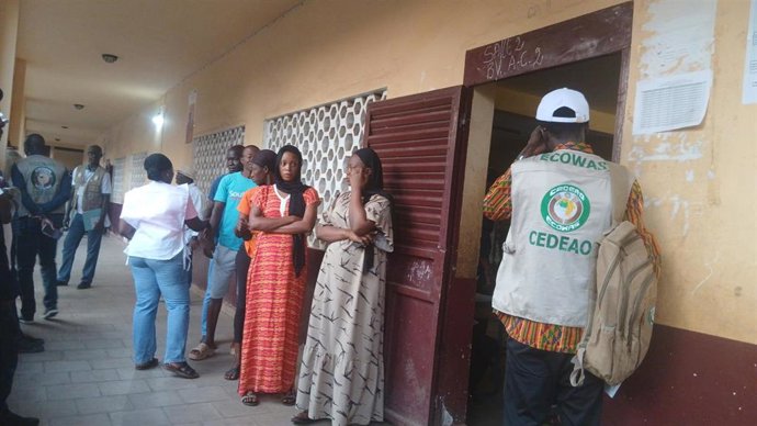Un grupo de personas hace cola en un colegio electoral en la capital de Guinea, Conakry, durante las presidenciales celebradas el 28 de diciembre de 2025 (archivo)
