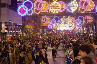 Los Reyes Magos ultiman su llegada a España pese al frío, con cambios horarios y de día, pero sin perder la ilusión