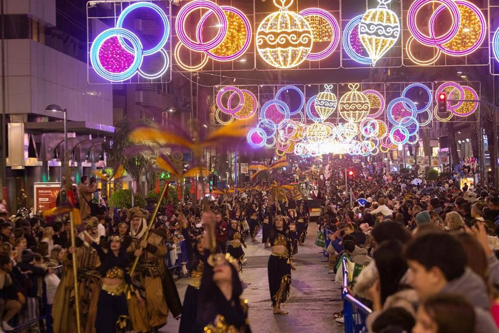Los Reyes Magos ultiman su llegada a España pese al frío, con cambios horarios y de día, pero sin perder la ilusión