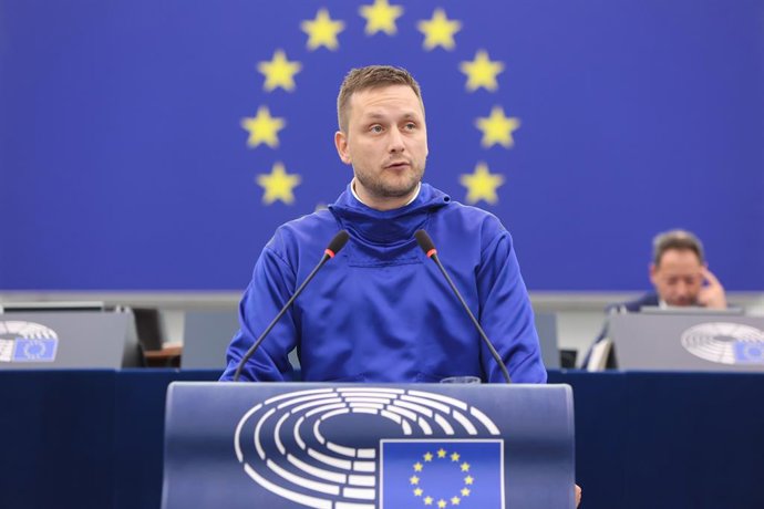 Archivo - HANDOUT - 08 de outubro de 2025, França, Estrasburgo: o primeiro-ministro da Groenlândia, Jens-Frederik Nielsen, discursa durante uma sessão no Parlamento Europeu em Estrasburgo. Foto: Fred Marvaux/Parlamento Europeu/dpa - ATENÇÃO: uso editorial