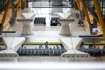 Viajeros en el Aeropuerto Adolfo Suárez Madrid-Barajas, a 19 de diciembre de 2025, en Madrid (España). 