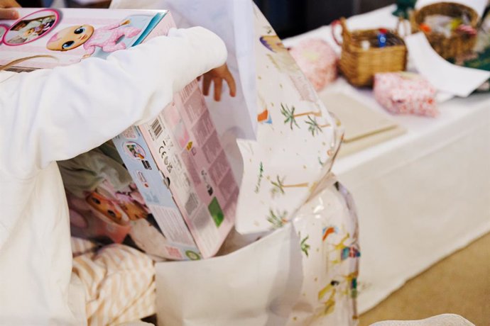 Archivo - Arxiu - Una xiqueta obri els seus regals de Nadal, a 25 de desembre del 2024, a València