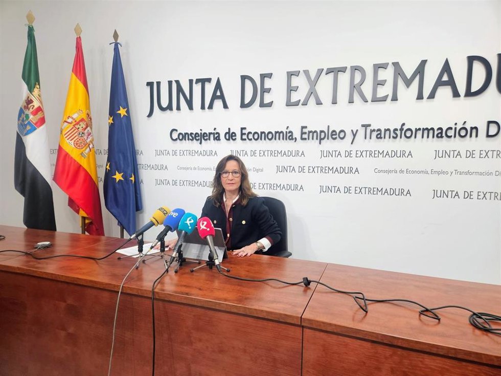La secretaria general de Empleo, María José Nevado, en rueda de prensa para valorar los datos de paro