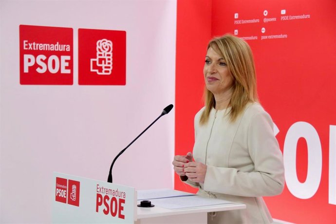 La portavoz del PSOE en la Diputación Permanente de la Asamblea de Extremadura, Piedad Álvarez, en una rueda de prensa en la sede del partido.