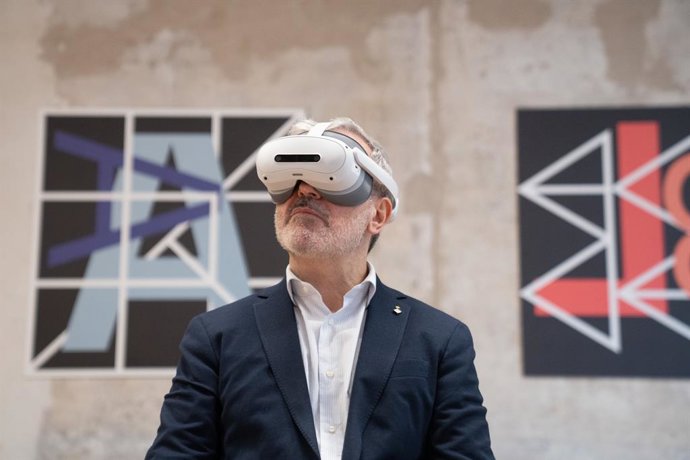Archivo - L'alcalde de Barcelona, Jaume Collboni, amb unes ulleres de realitat augmentada 