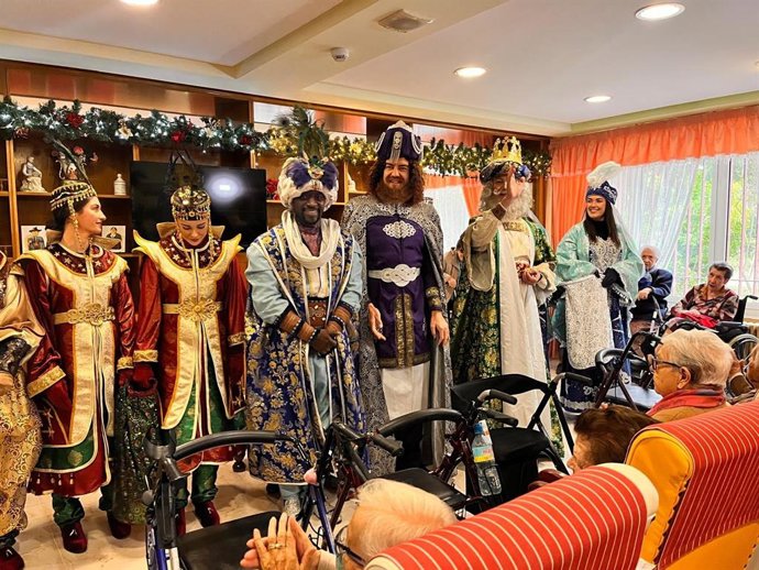 Los Reyes Magos Saludan A Las Personas Mayores De La Residencia Santa Teresa De Jesús Jornet.