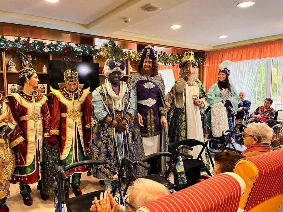 Los Reyes Magos Saludan A Las Personas Mayores De La Residencia Santa Teresa De Jesús Jornet.