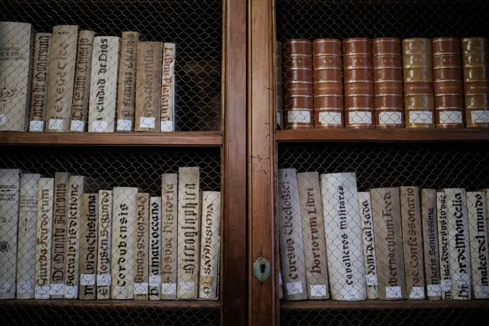 Archivo - Una estantería con libros en uno de los salones de la sede de la Biblioteca Nacional de España, a 20 de abril de 2023, en Madrid (España).