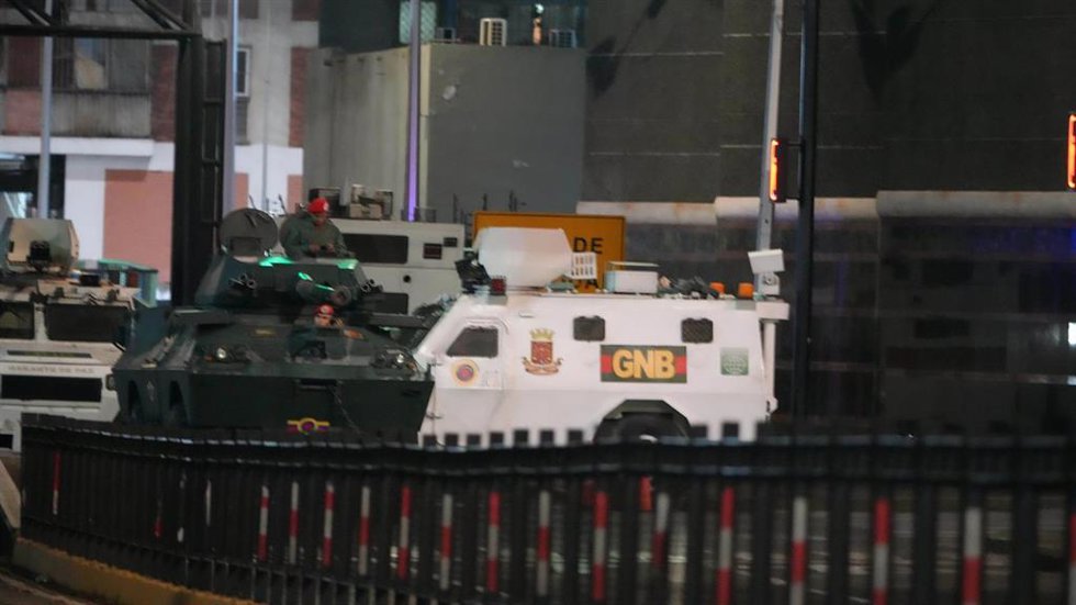 Vehículos militares frente al palacio presidencial en Caracas, Venezuela.