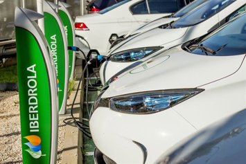 Archivo - Imagen de punto de recarga para vehículo eléctrico de Iberdrola