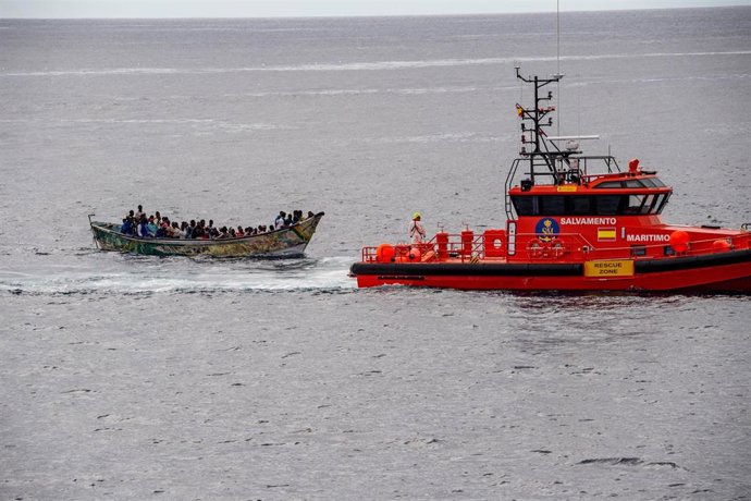 Archivo - Salvamento marítimo encuentra un cayuco antes de llegar al muelle de La Restinga, a 24 de octubre de 2025, en la isla de El Hierro.