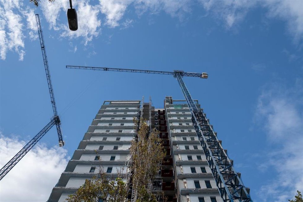 Archivo - Varias grúas en una zona de obras, a 31 de diciembre de 2022, en Barcelona, Cataluña (España)