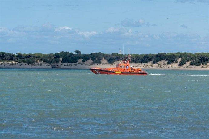 Archivo - Una embarcación de Salvamento Marítimo en aguas de Sanlúcar de Barrameda en una imagen de archivo.