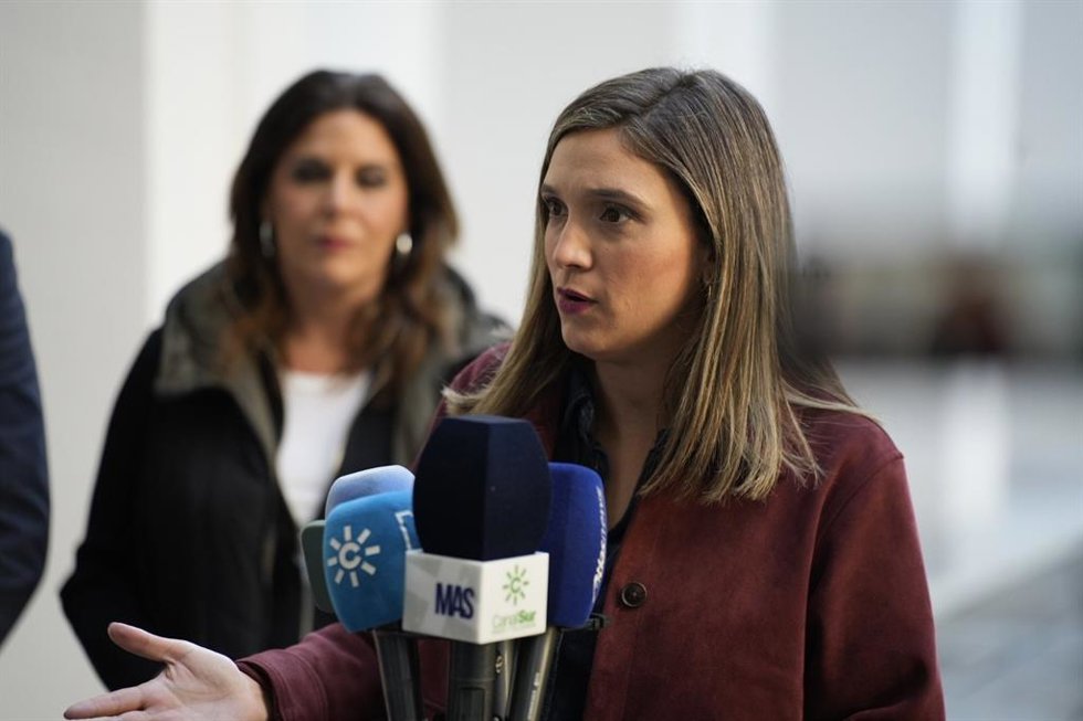 La portavoz del PSOE en el Parlamento de Andalucía, María Márquez, en declaraciones a los medios. (Foto de archivo).