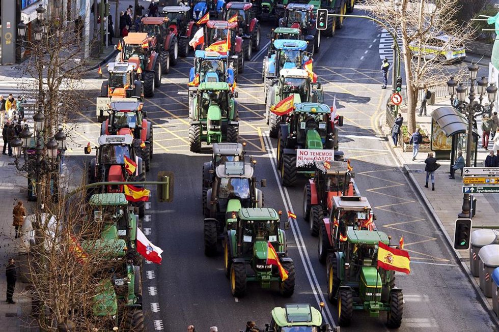 Archivo - Imagen de una tractorada en 2022 en Santander
