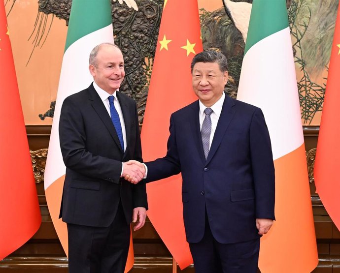 El presidente chino, Xi Jinping, junto al primer ministro irlandés, Micheal Martin, en su visita a Pekín.